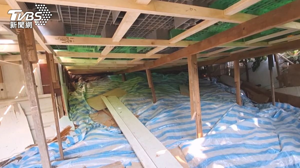 蓋棧板「藏建築廢棄物」還用帆布蓋住(圖/TVBS)