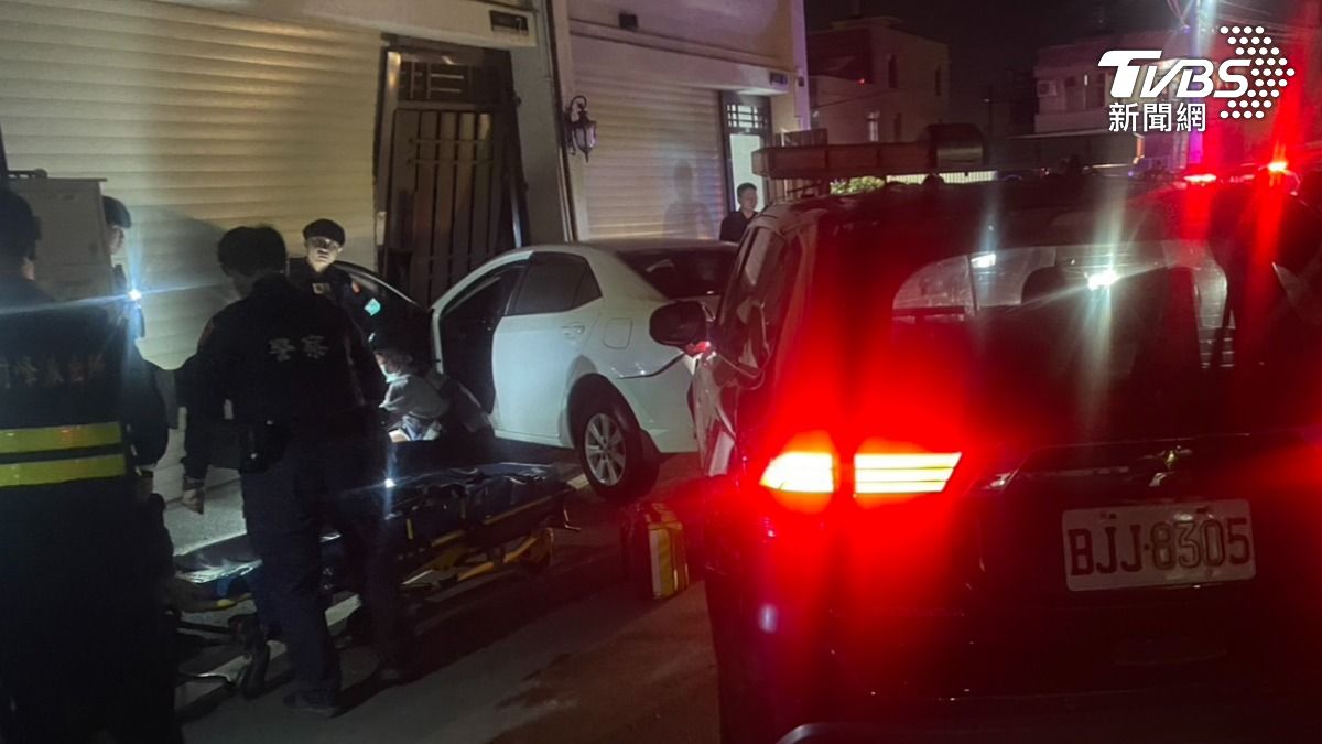 員警發現一輛自小客違規鳴笛示意停車受檢,不料車上駕駛45歲的吳姓男子心虛逃逸,因車速過快,先撞了圍牆,最後衝撞民宅大門才停下來(圖/TVBS)