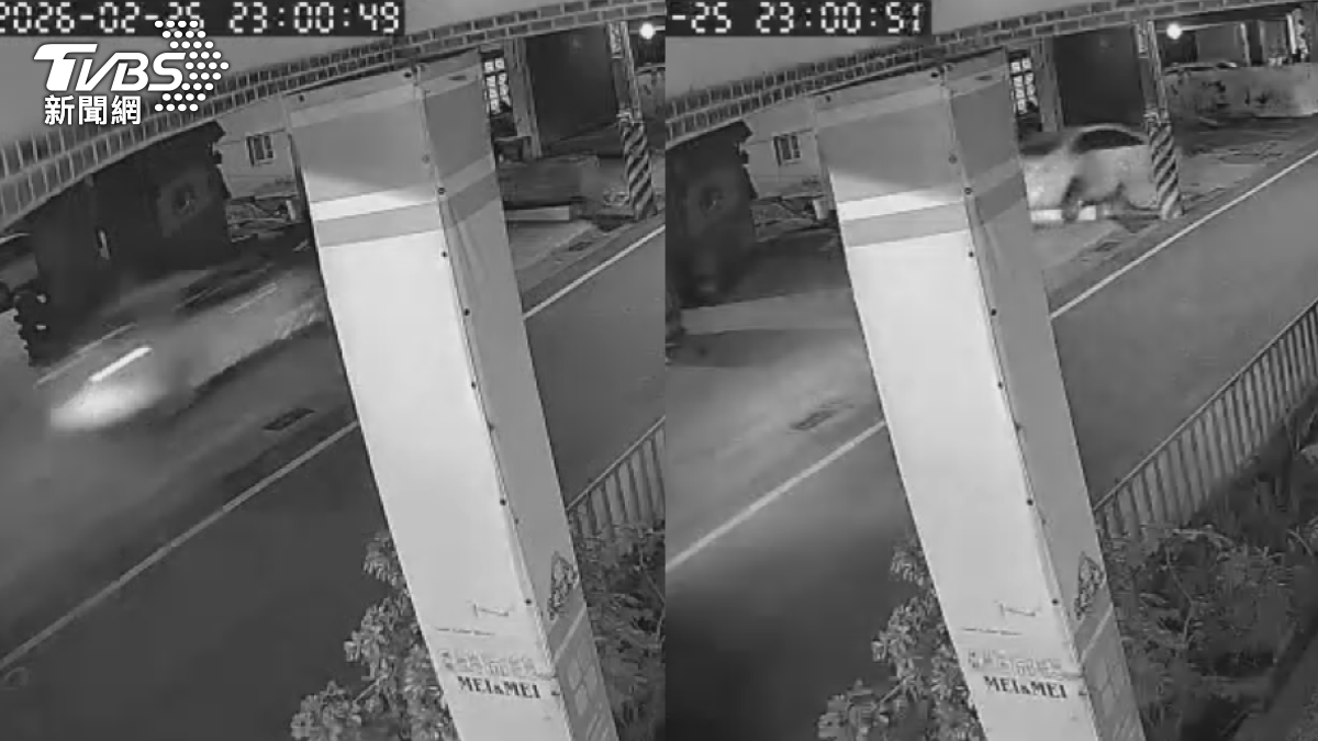 一台白色自小客什麼都不管,一直向前衝,一路把兩戶民眾的圍牆撞爛(圖/TVBS)