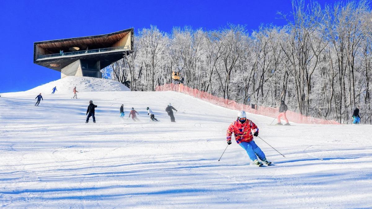 受房市低迷與中日緊張影響，大陸民眾改造訪日式滑雪度假村不出國。（圖／翻攝 萬科松花湖度假區 官網）