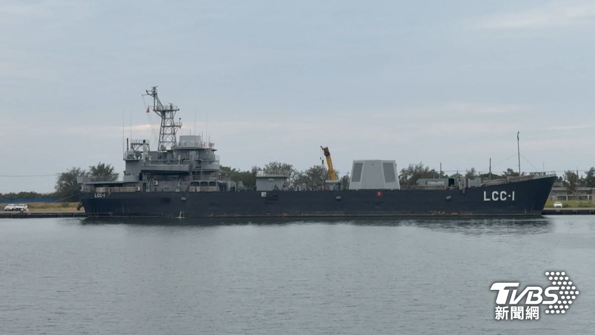海軍的高雄軍艦，已於今年2/25除役。過去幾年，已由兩棲指揮艦，轉用為測試載台，協助中科院多款自製武器進行海上測試。(圖／TVBS)