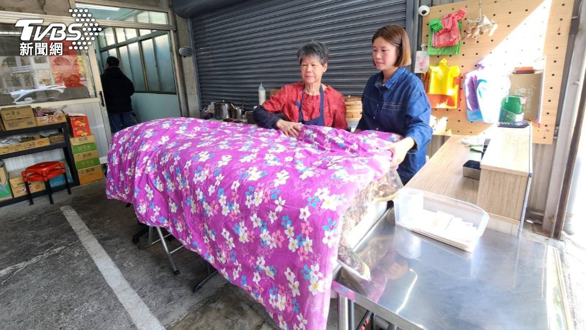 這床棉被不僅鎖住了肉排的熱度,更包裹著台灣早期社會最質樸的人情味。(圖/TVBS)