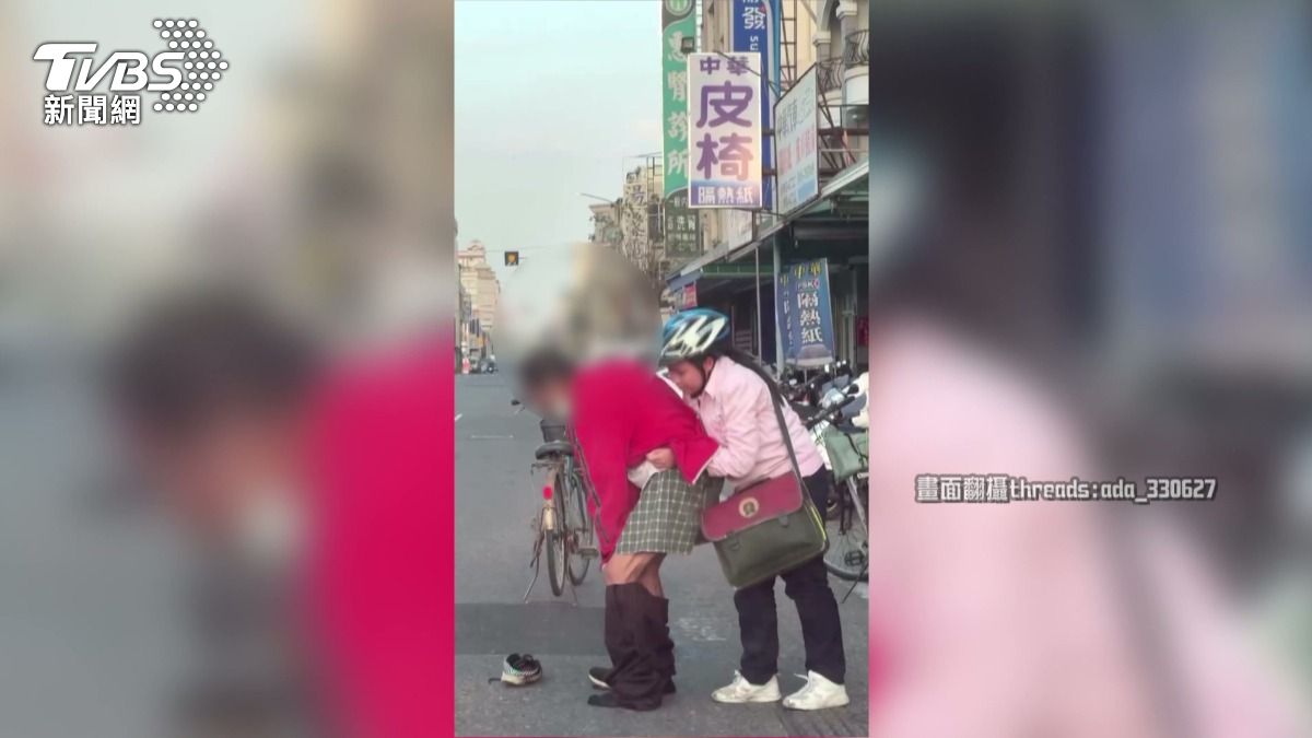 暖心!高三女騎車返家見老翁褲落 停車蹲地幫穿感動萬人。(圖/翻攝threads/ada_330627)