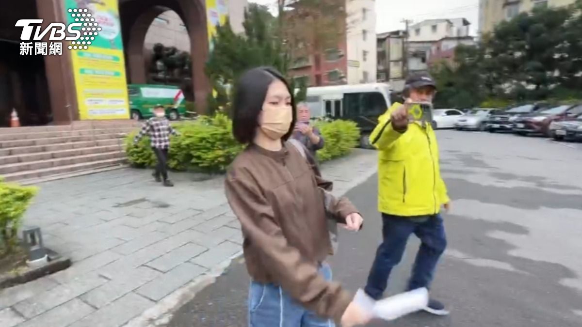 檢察官前妻步出地檢署,全程不發一語。(圖/TVBS)