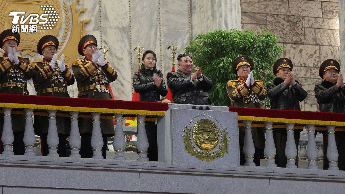 金正恩與女兒金主愛站一起。(圖/達志影像路透社)