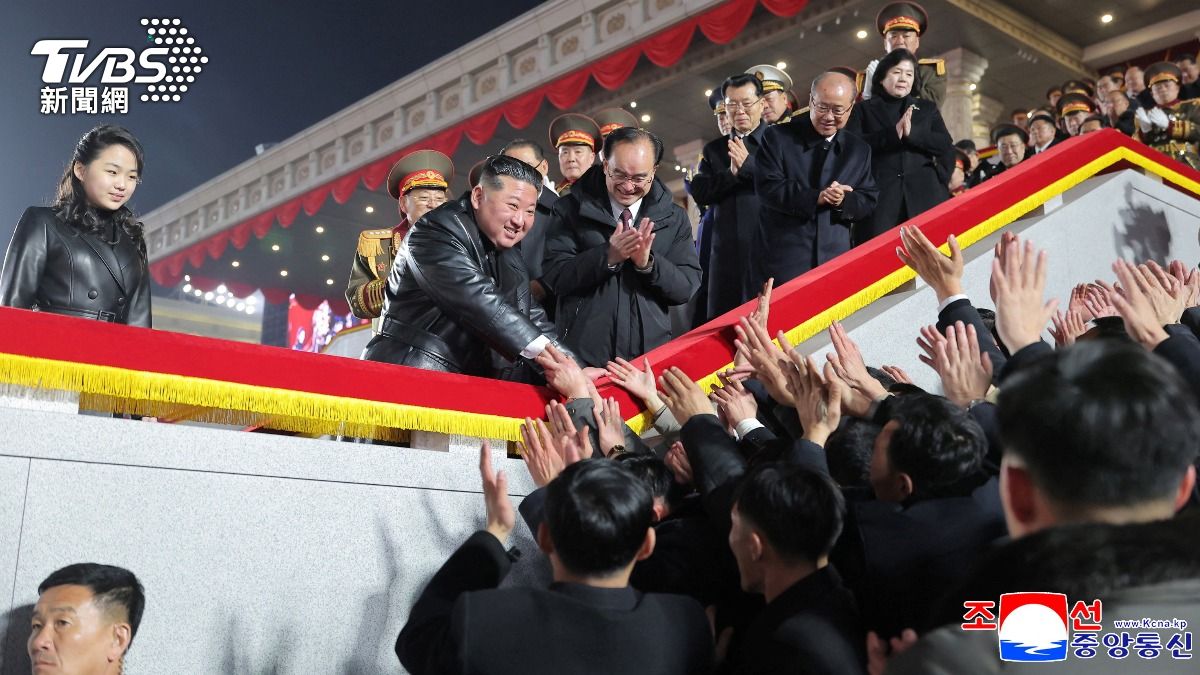 金正恩的女兒金主愛一直在他身旁。(圖/達志影像路透社)