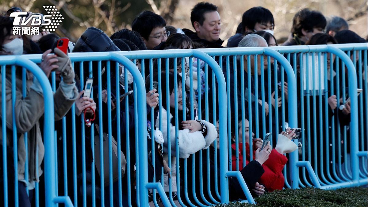 Panchi的高人氣吸引許多人關注，紛紛到園區內給予鼓勵。（圖／達志影像路透社）