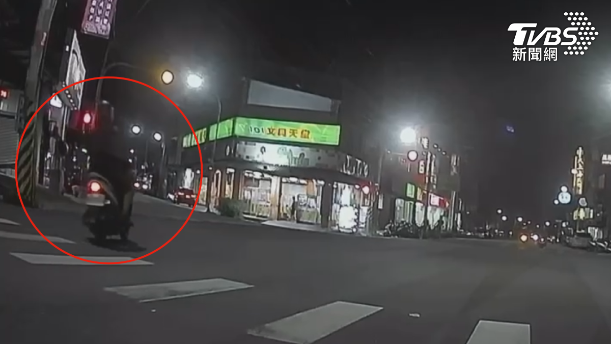 36歲的黃姓嫌犯，跟朋友借車闖紅燈被員警攔下，結果發現他還懸掛假車牌，當場開單扣牌，把車移到派出所門口保管（圖／TVBS）