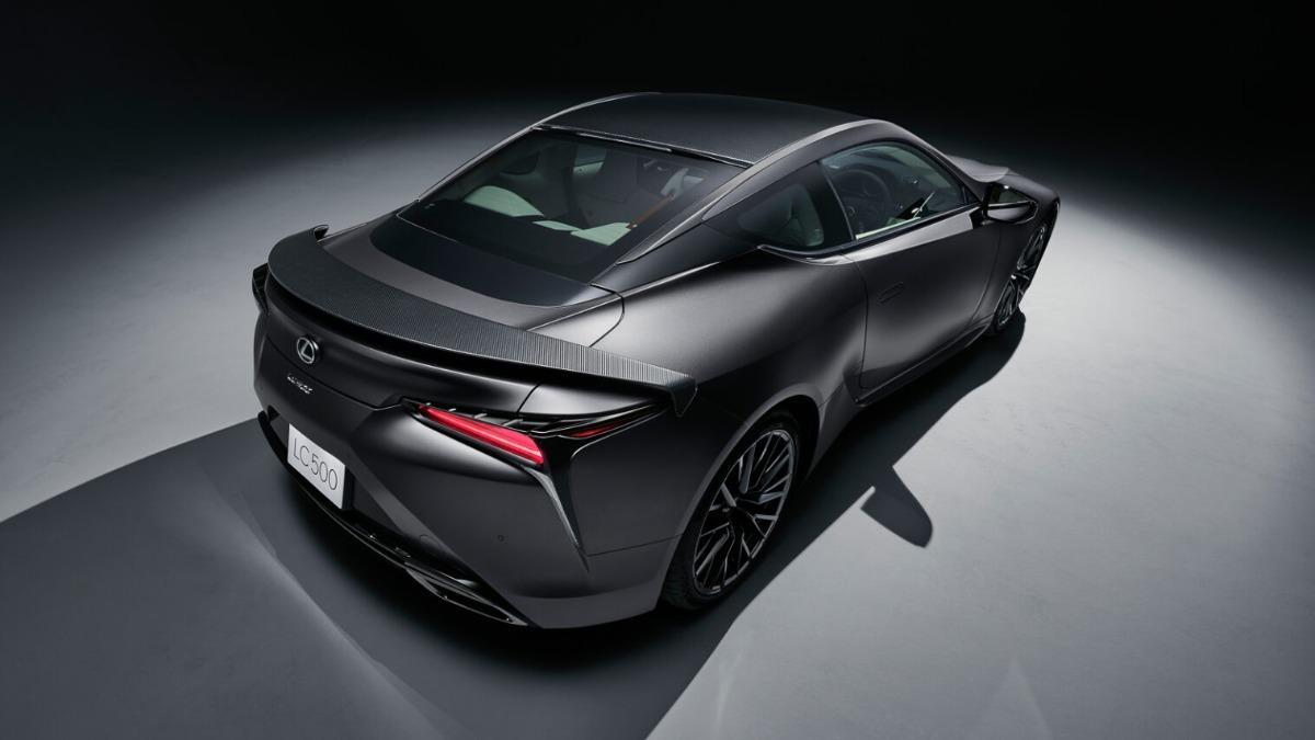LC 500 Final Edition配備專屬碳纖維尾翼。(圖/Lexus提供)