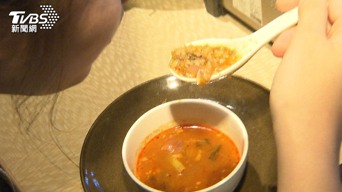 骨鬆別只喝大骨湯 醫師:鈣.維生素D才足夠! (圖/TVBS)