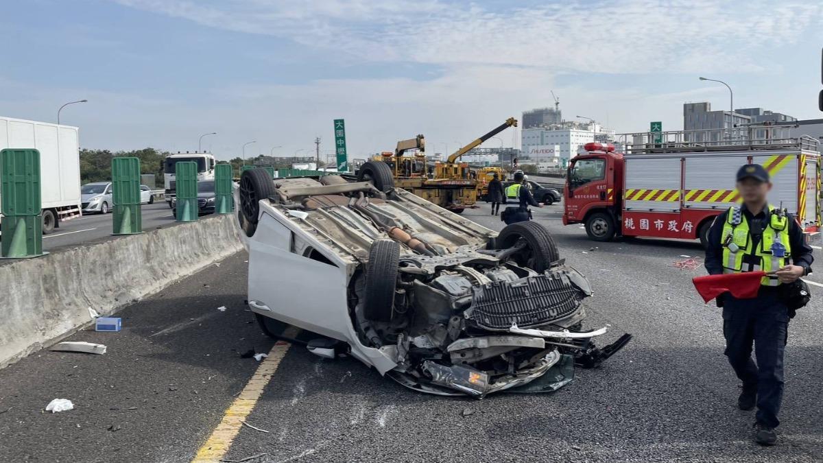 國一內壢段4車連環追撞車禍!小客車翻覆全爛 5人傷