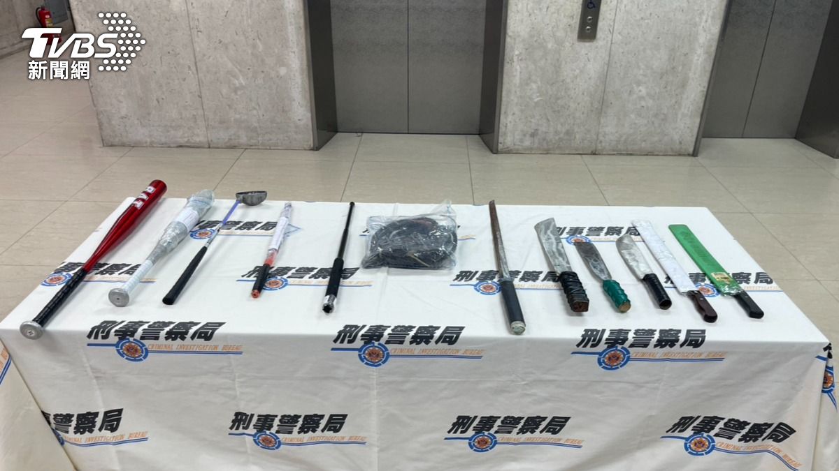 警方於幫派據點起獲刀械、球棒及鐵鍊等犯案工具。（圖／TVBS）