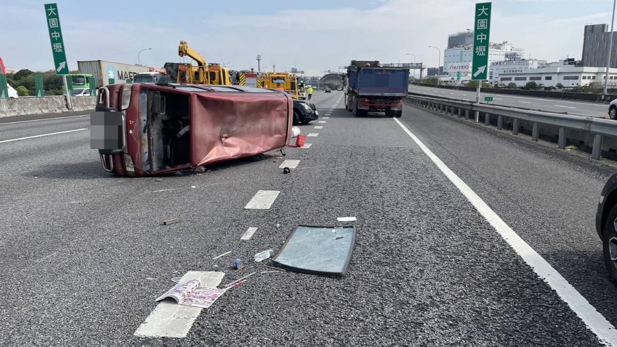 車輛側翻卡路中，擋風玻璃被撞到噴飛。（圖／國道警方提供）