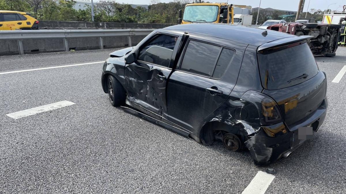有車輛被撞到輪胎噴飛。（圖／國道警方提供）