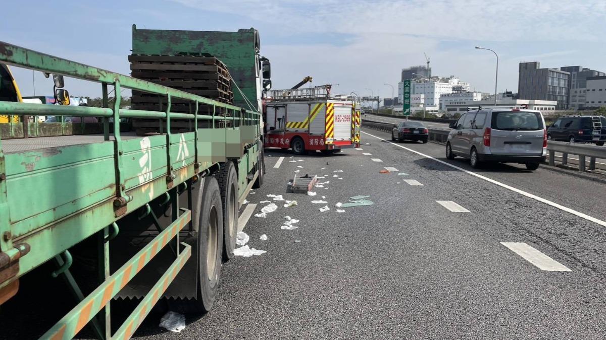 車上物品散落一地。（圖／國道警方提供）