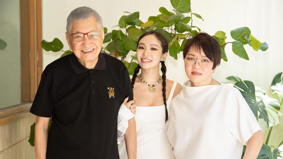 陳芳語和爸媽感情相當好。(圖/台灣關愛基金會提供)