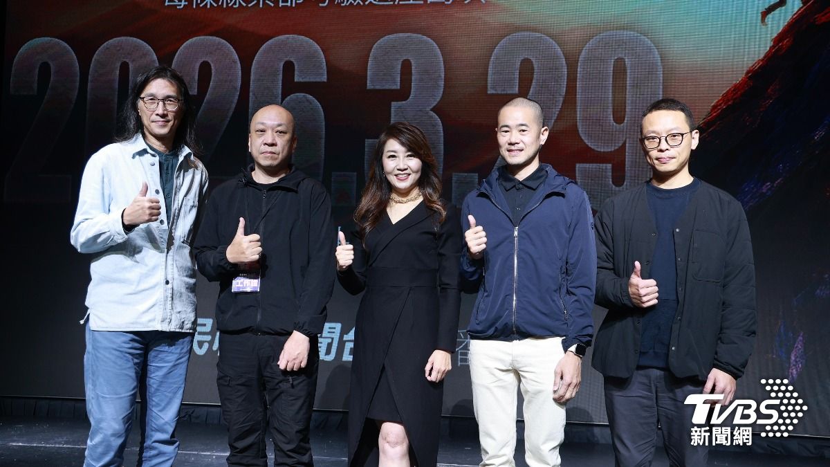 廖筱君(中)與林啟群、林佑學、林郁盛、黃河清四位優秀導演《韌性之島台灣紀實》。(圖/黃城碩攝)