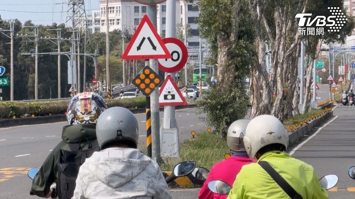 高雄一名洪姓騎士收到一張超速罰單,金額高達1萬2000元,事後重返現場查看,發現測速照相警示牌疑似被前方反光鏡及分路警示牌遮擋。(圖/TVBS)