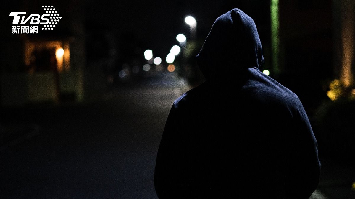 大阪街頭一名大陸籍男子傍晚遭多名黑衣男襲擊,裝有500萬日圓現金的提袋被搶走。(示意圖片/Shutterstock達志影像)