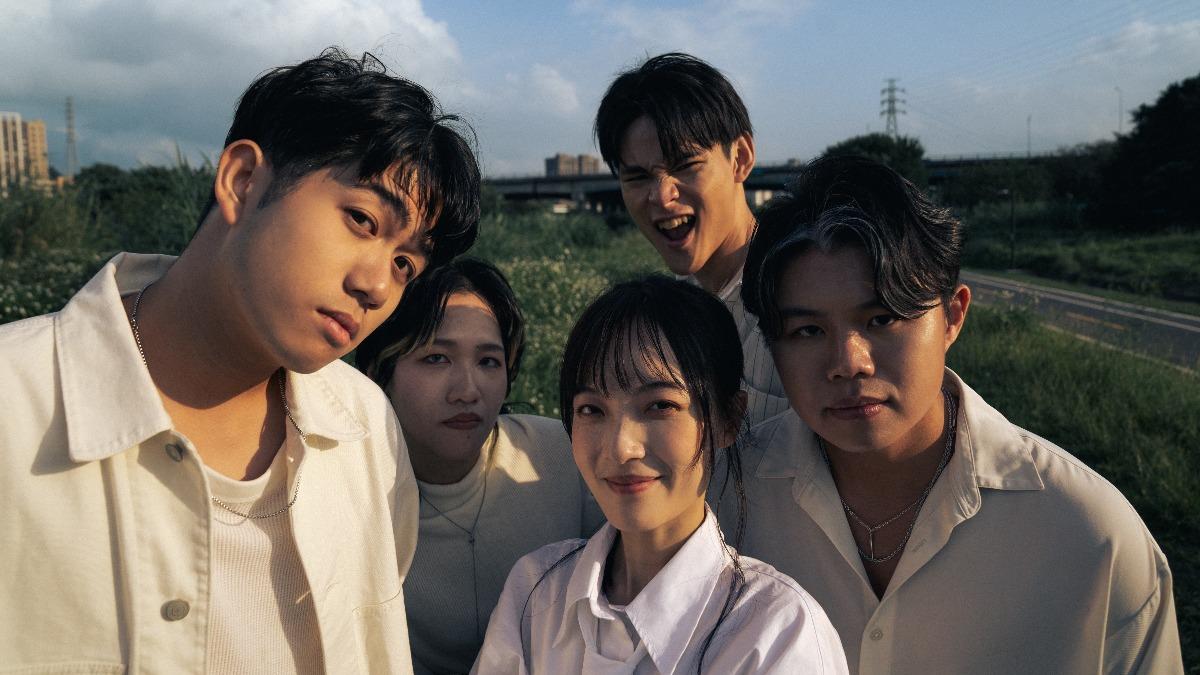 鼓手阿傑(左起)、貝斯手婉鈴、主唱Lucy、吉他手政廷、主唱Adam組團4年。(圖/遠雄創藝提供)