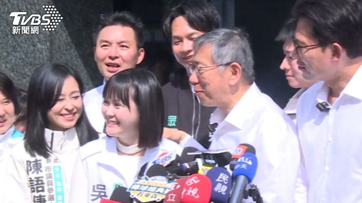 針對蔣市府育兒減班新政,柯文哲交由北市議員參選人吳怡萱代答。(圖/TVBS)