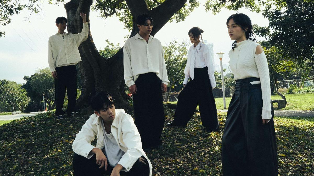 公館青少年坦言面臨生存考驗,自嘲長大才發現自己一點都不酷。(圖/遠雄創藝提供)