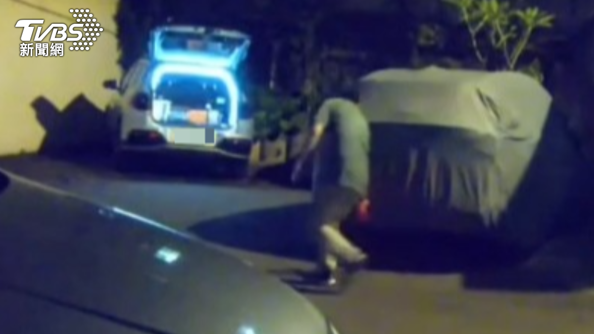 車主拿不明液體沿路噴灑。（圖／TVBS）