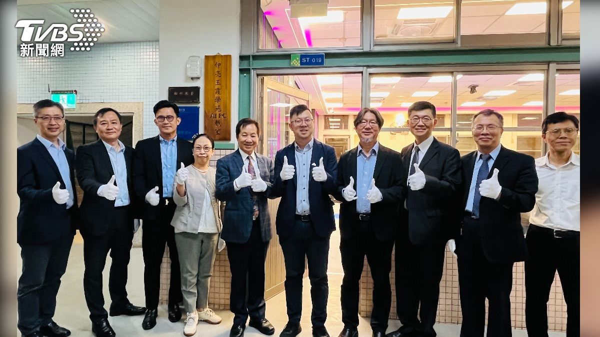 東海大學校長張國恩(左5)、台中市數位發展局局長林谷隆(左6)、ASUS總經理廖逸翔(左2)、輝達台灣區資深業務協理邾亦為(左3)、AMD台灣區資深業務協理黃偉喬(左1)等人皆到場。(圖/東海大學 提供)