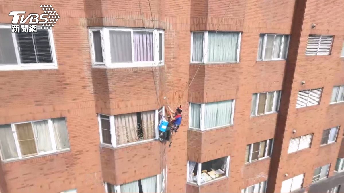 外牆磁磚輕扳就掉!鏽蝕鋼筋全露 修繕師傅:砸到非死即傷。(圖/TVBS)