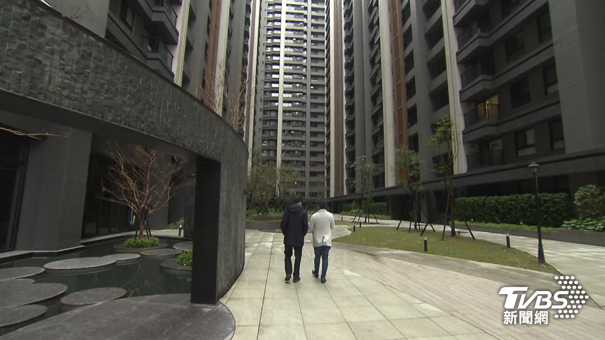 上班族John對記者表示，目前合購的房屋登記在女友名下，是以借據方式作為契約證明，借款給女友，待結婚後再考慮改為共同登記。(圖／TVBS)