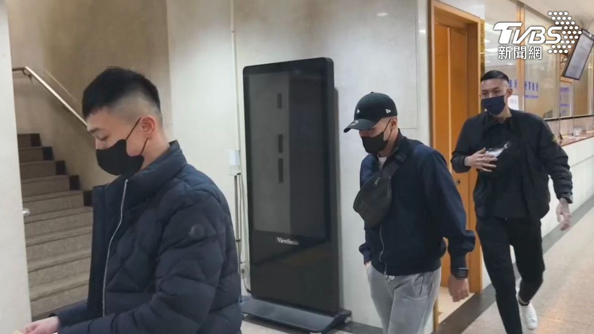 同具竹聯幫背景的同夥彭文德、林子博、吳浩源與石佳和等4人,分別被裁定以15萬至30萬元不等金額交保,並實施限制出境、出海及接受科技監控。(圖/TVBS)
