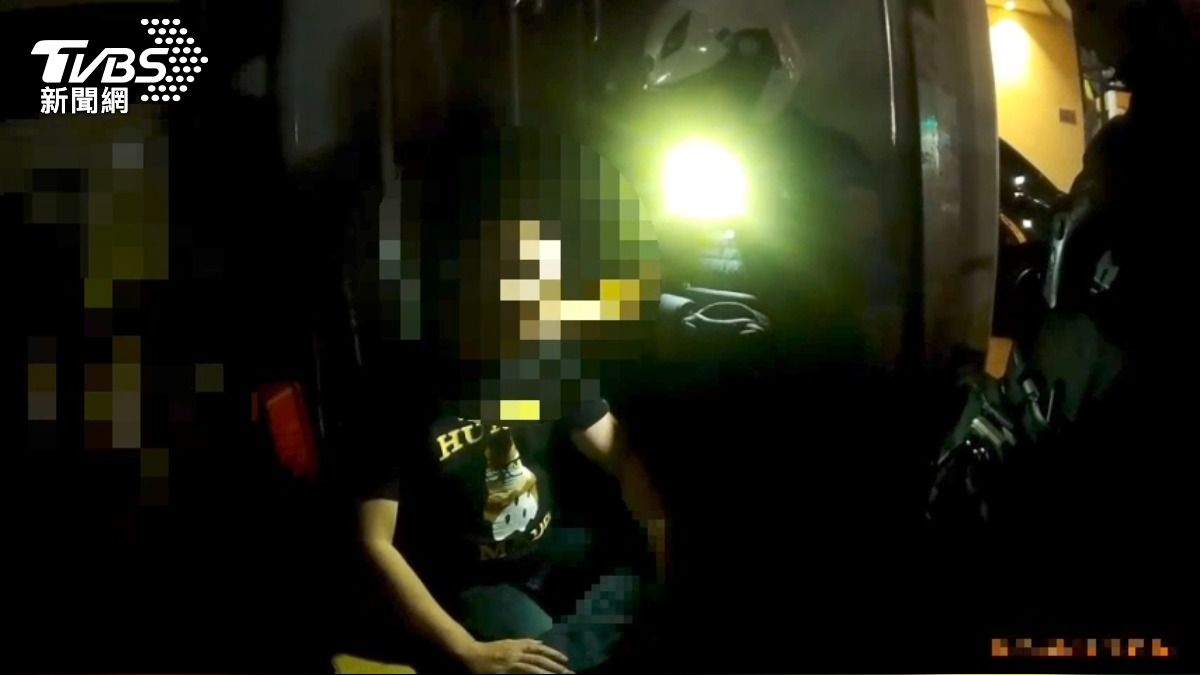 新北市政府警察局三重分局永福派出所員警於昨(26)日深夜,在三重區力行路二段攔查一名持有毒品的鄭姓男子。(圖/TVBS)