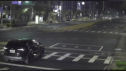 張姓駕駛突然失控自撞路邊停車場