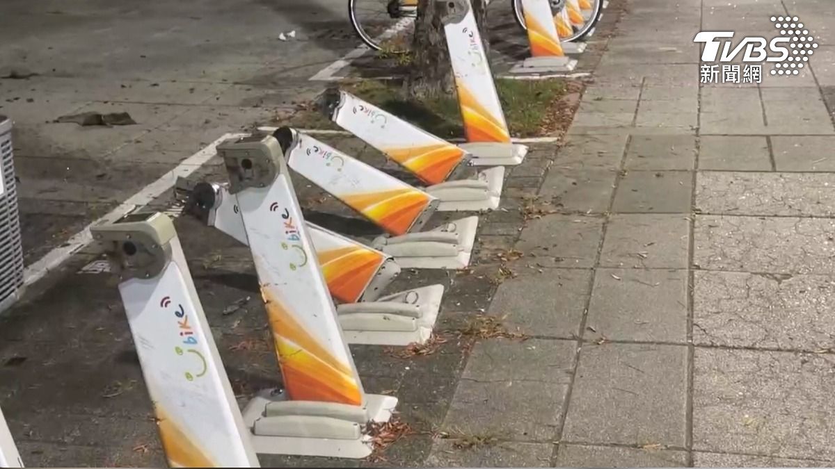 現場可見人行道上的共享單車停車樁被撞倒好幾根。(圖/TVBS)