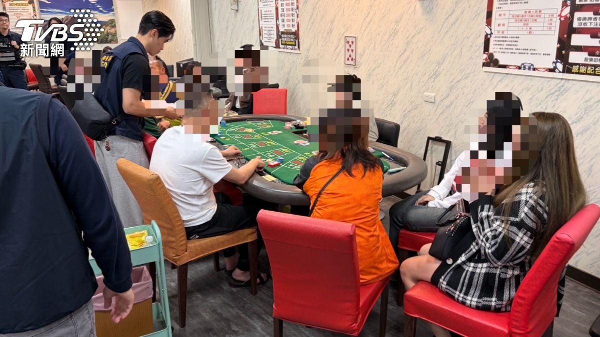 現場還有長腿妹陪賭。（圖／TVBS）