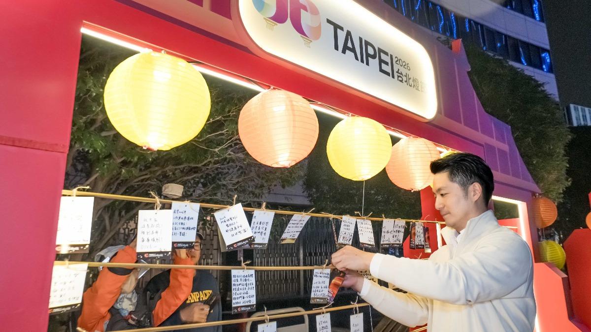 蔣萬安市長到中山堂「金福氣」祈福燈區，在祈福卡寫下祝福。（圖／台北市政府觀光傳播局）