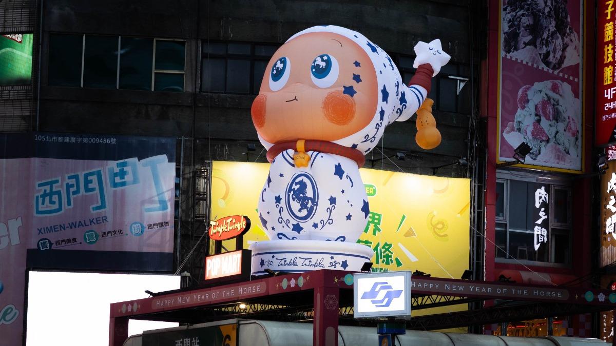 台北燈節與「泡泡瑪特（POP MART）」合作的「Twinkle Twinkle 星夢迎春（星星人）」。（圖／台北市政府觀光傳播局）燈組。