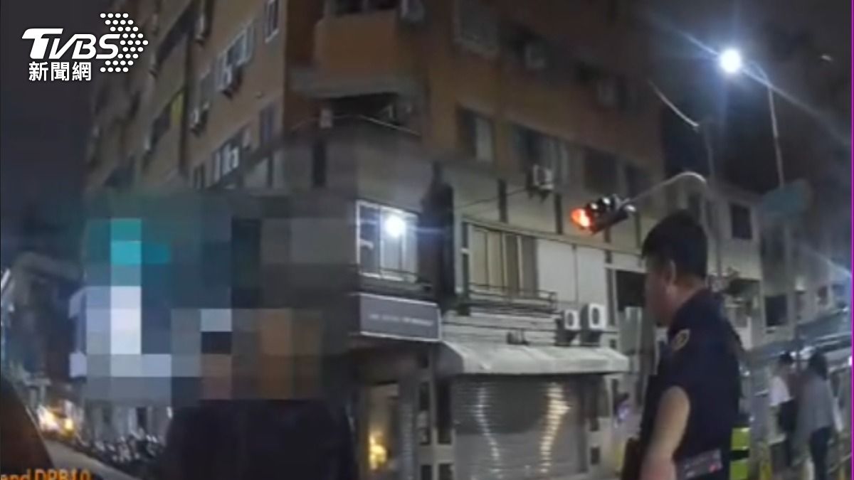 林男5人不斷持棍棒毆打蕭男(左),導致蕭男臉部擦傷及四肢擦挫傷。(圖/TVBS)