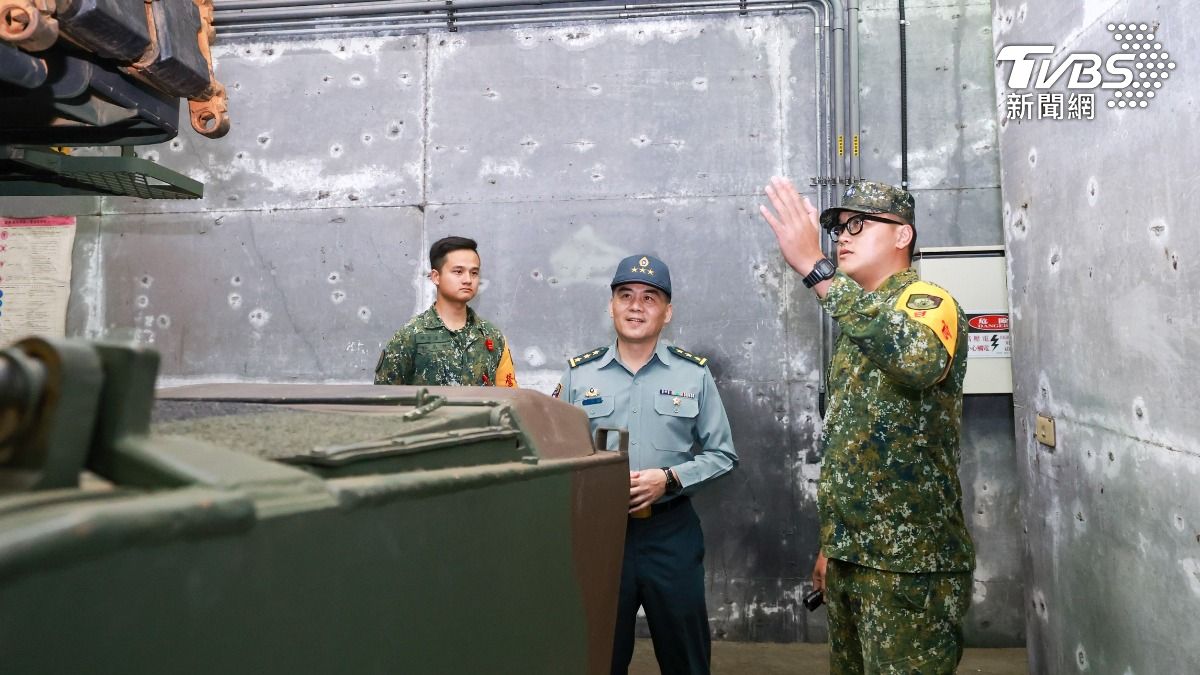 陸軍司令呂坤修上將無預警視導「地表最強戰車」換裝部隊。(圖/陸軍司令部提供)