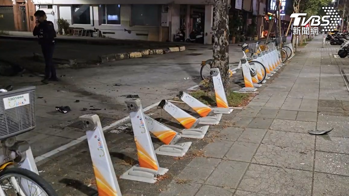 自撞的巨大聲響把附近民眾全嚇壞,不只車殼碎裂四散一地、車身撞壞,還一次撞倒三根共享單車的車柱(圖/TVBS)