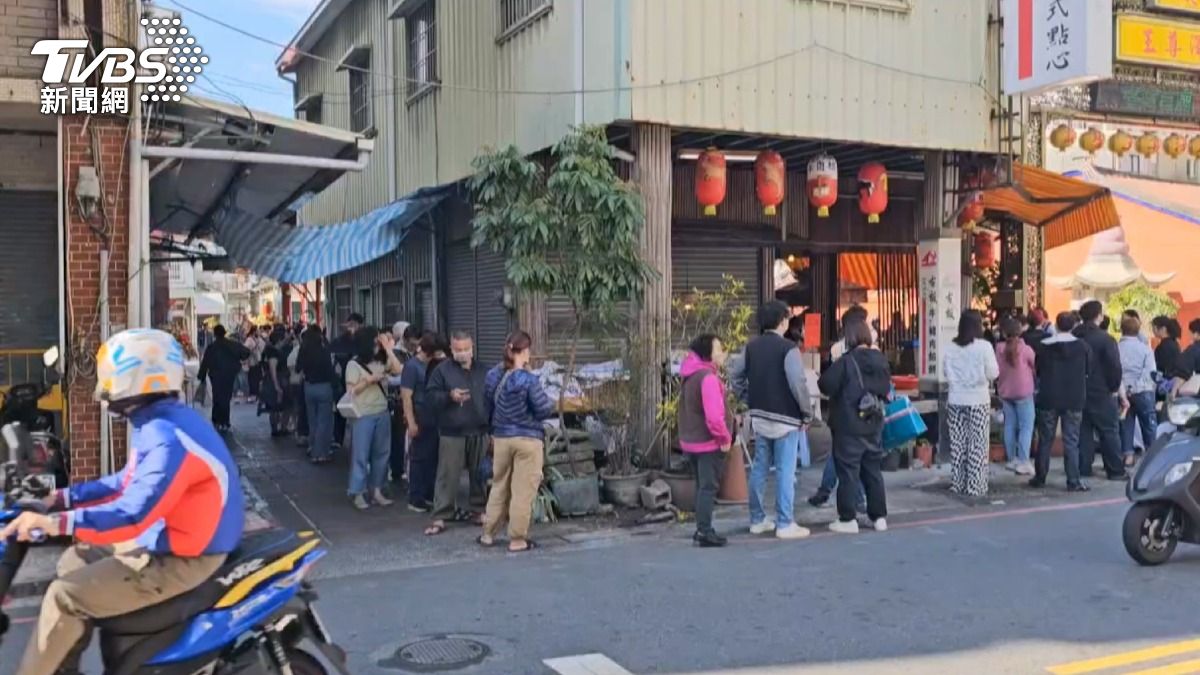 台南知名老牌元宵老店一年只賣五天,剛好碰到228連假,也讓現場排隊人潮爆多(圖/TVBS)