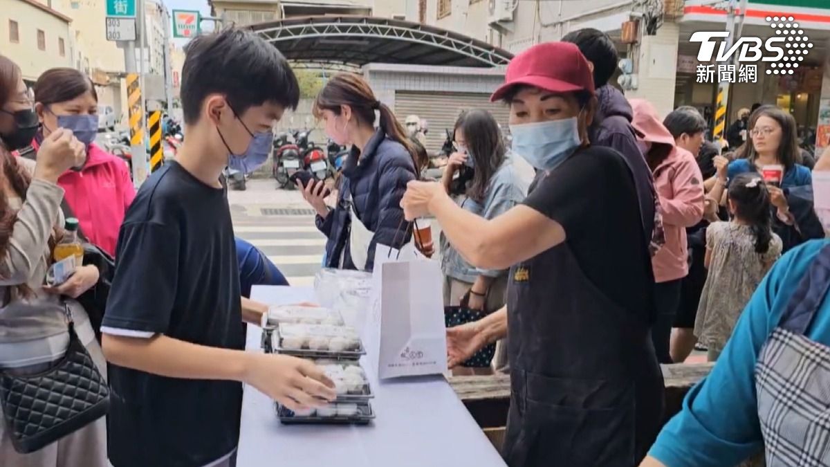 台南在地50年老字號的元宵,一年只賣五天,每人限購3盒,還是搶翻天(圖/TVBS)