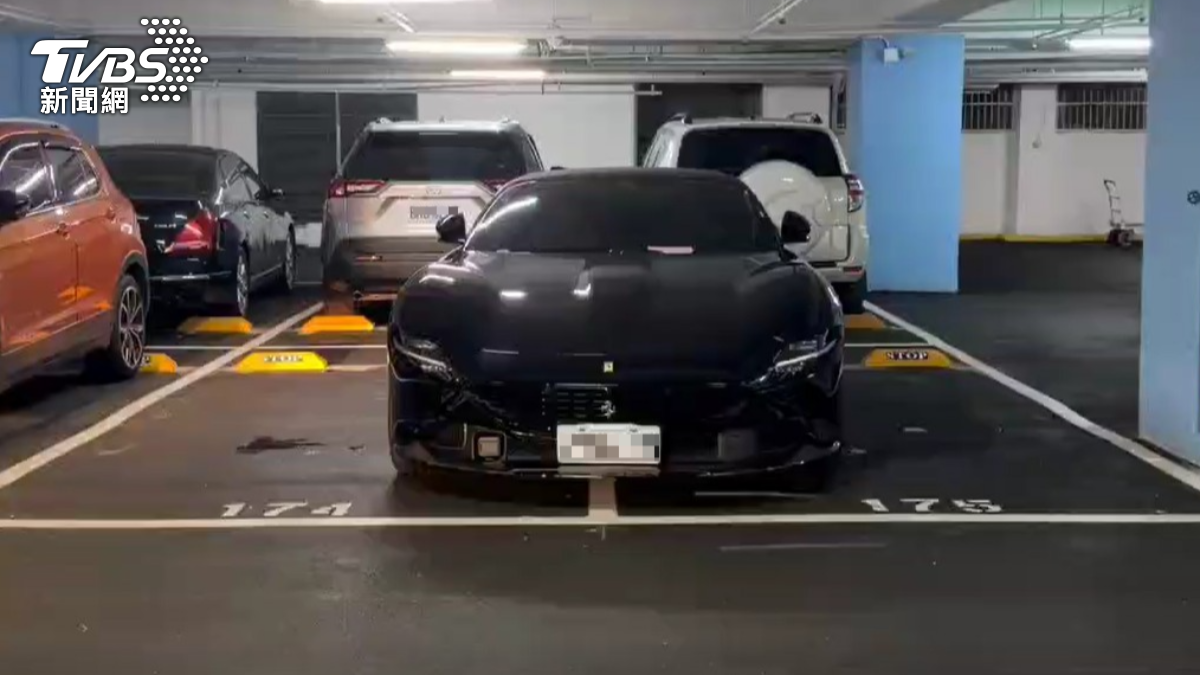 價值破千萬的法拉利停在兩個車格的正中間。(圖/TVBS)