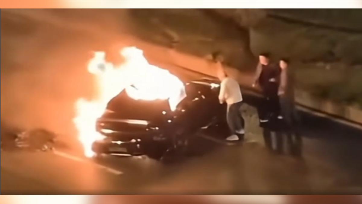 去年10月小米SU7車門打不開，大陸車主自撞燒死，如今鑑定出爐。（圖／央視）