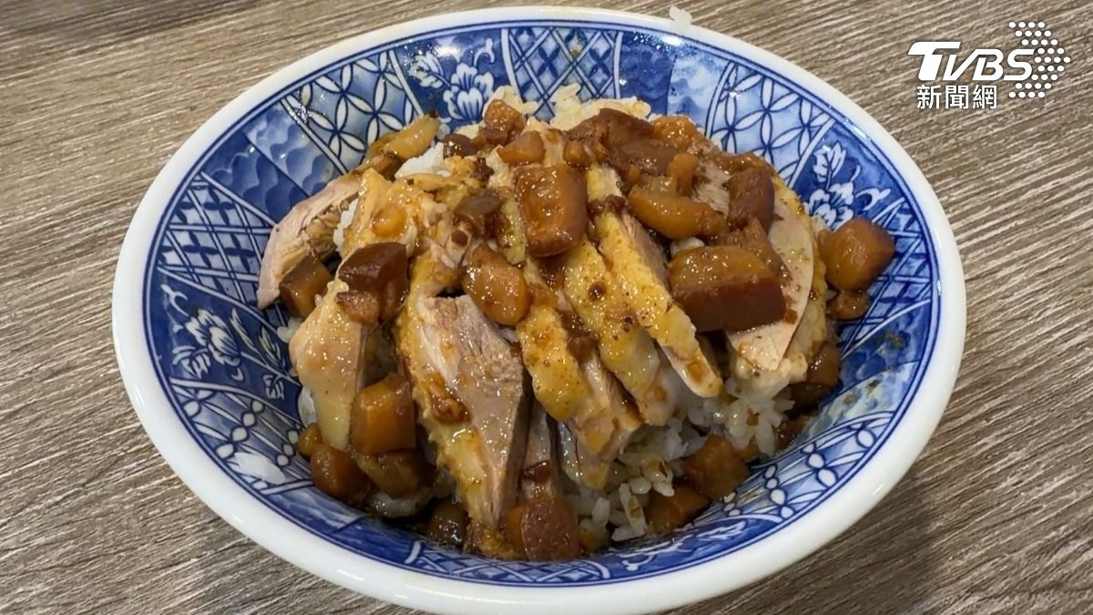 高雄必比登推薦的鴨肉飯名店,爆出食安危機,一名男子用餐過程中竟然吃到陶瓷碎片,差點就把碎片吞下肚(圖/TVBS)