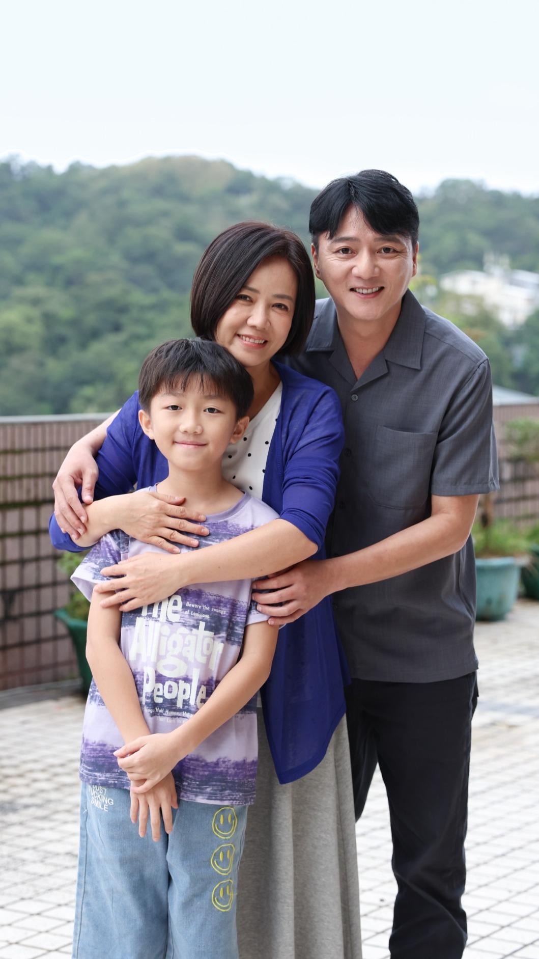 陳仙梅(中)、藍葦華劇中育有1子。(圖/民視提供)