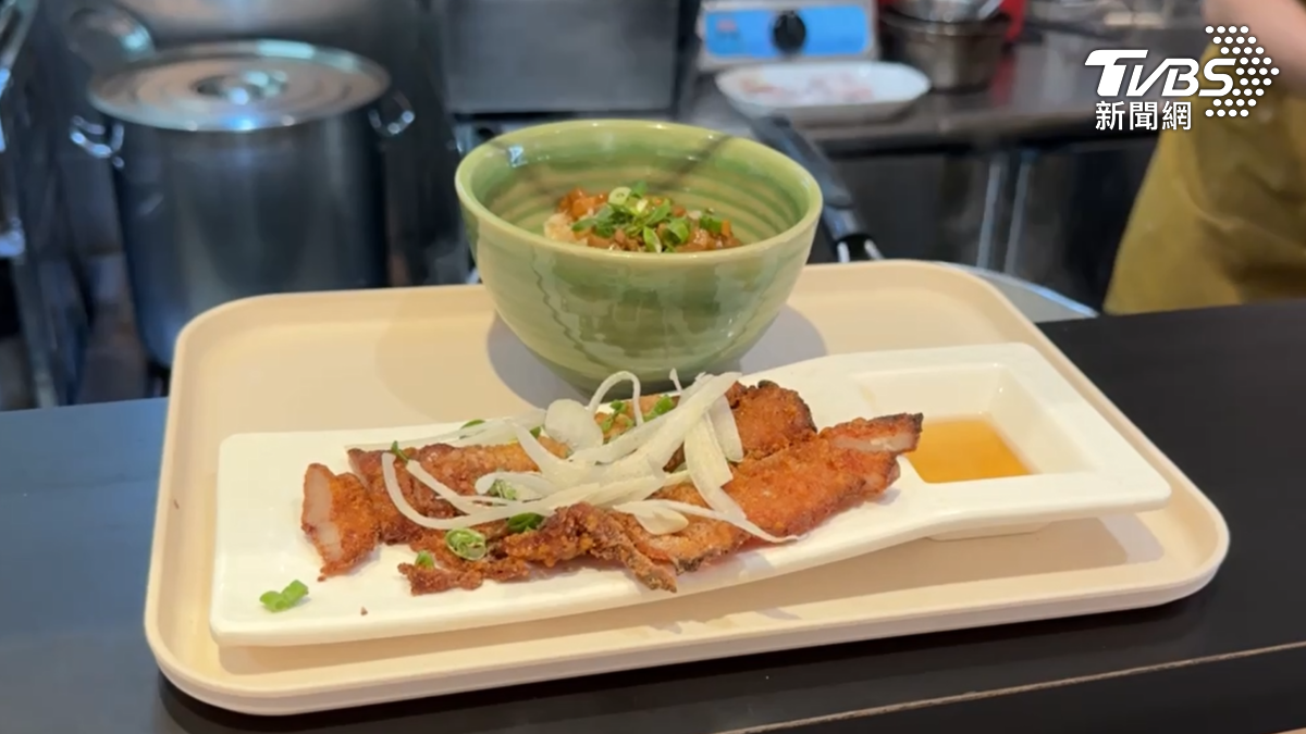 台南南區新孝路上一家蘿蔔糕專賣店也喊降,店內小菜紅糟肉,去年非洲豬瘟曾經調漲到90元,隨著價格回穩,業者也降回原價80元回饋顧客(圖/TVBS)