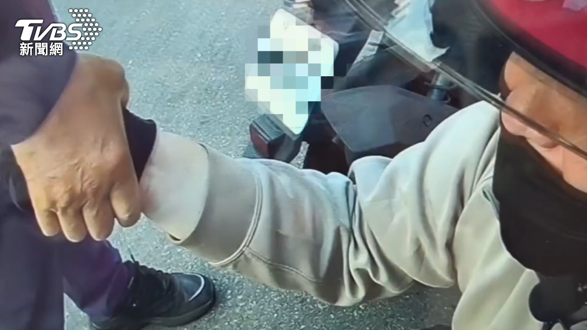 陳男當下忽然情緒激動下跪。(圖/TVBS)