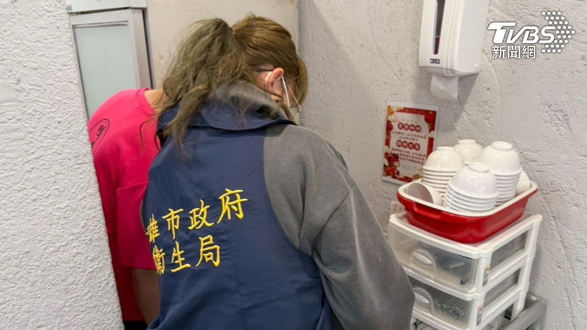 高雄市衛生局獲報前往查察。(圖/TVBS)