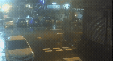 男把鄰居車推入漁港。(圖/TVBS)
